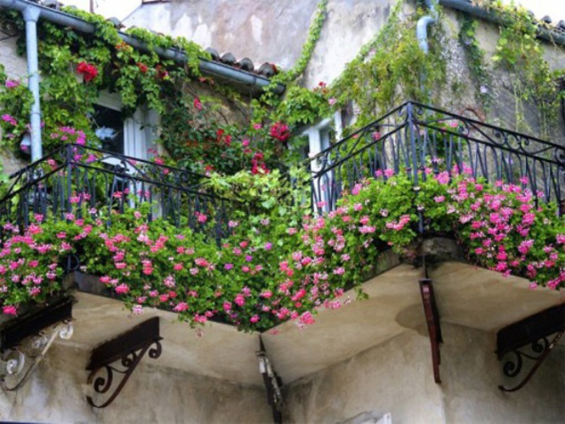 Цветное украшение балкона