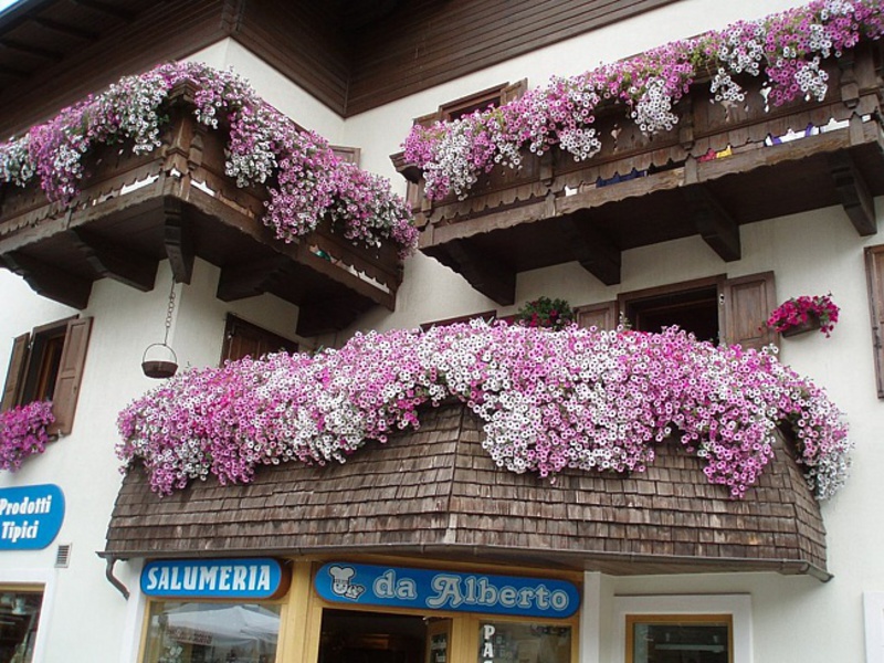 Балконное украшение в виде цветов
