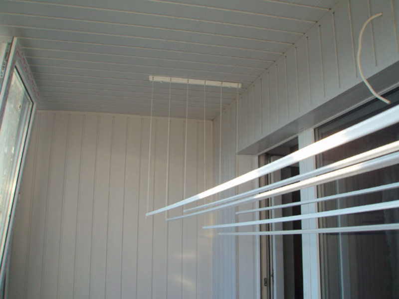Виды сушилок для балкона: фото настенных и напольных, потолочных и электрических сушек для белья.
