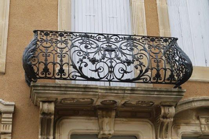 Что такое французский балкон: истоки, где применяется, главные особенности и советы по их заказу. Фото красивых французских балконов.