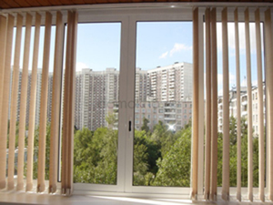 Вертикальные жалюзи на балконе фото