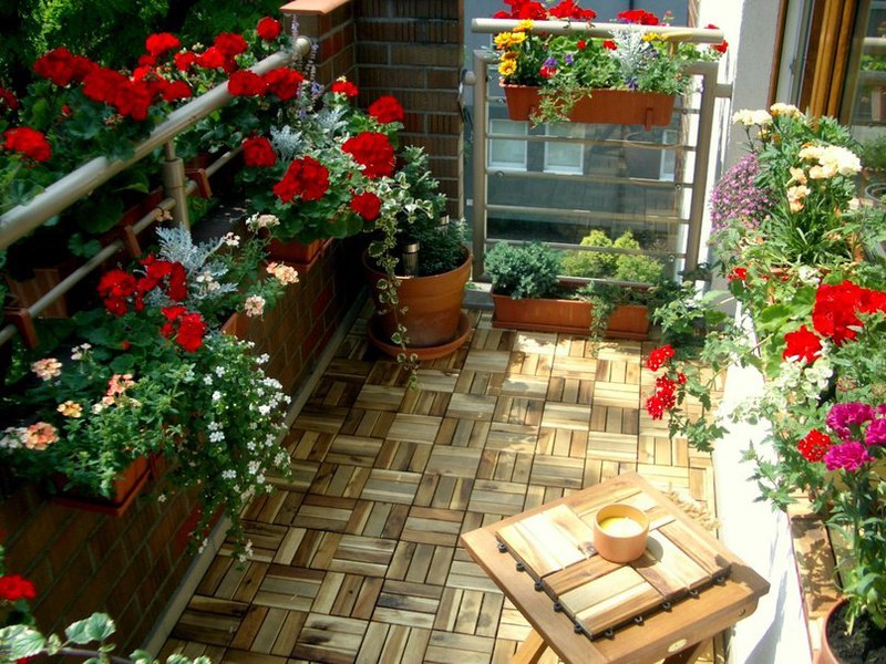 Интерьер балкона с цветами