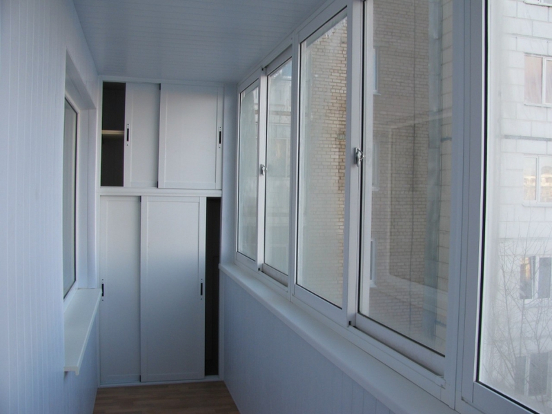 Описание устройства шкафа с раздвижными дверками для балкона