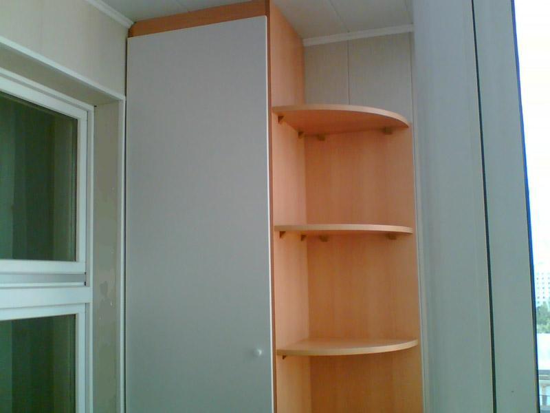 Функциональные достоинства угловых шкафов для балкона и лоджии