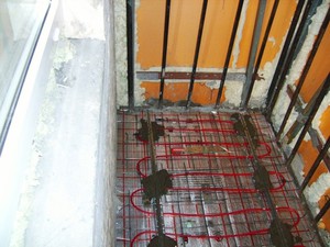 Процесс утепления пола на балконе с помощью электрического варианта