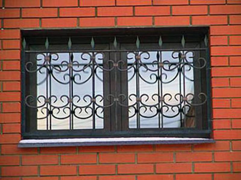 Металлическая решетка на окне