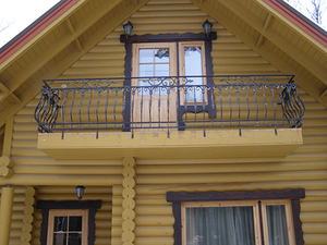 kovaniy-balkon-v-derevyannom-dome.png