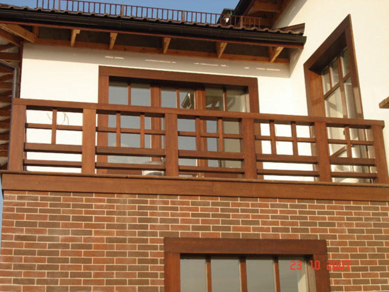 Балконы в частных домах: фото деревянных конструкций и других вариантов, разбираемся с особенностями