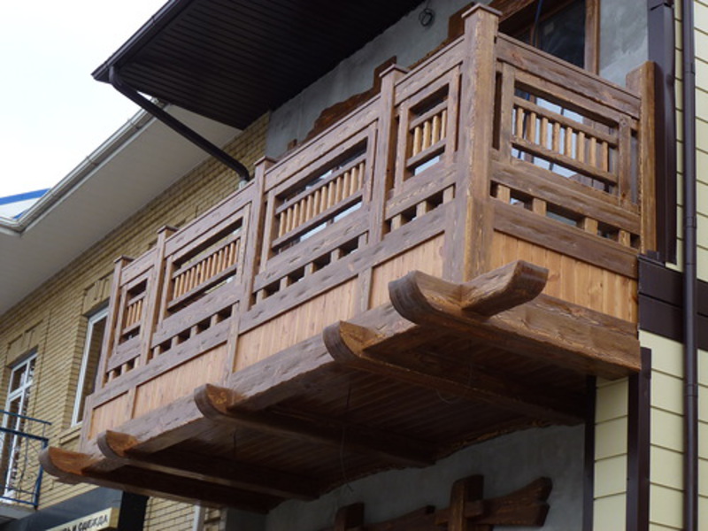 Надежный балкон из дуба