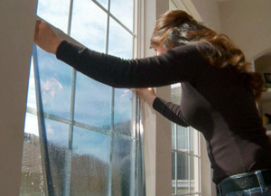 Как установить на окна солнцезащитную пленку