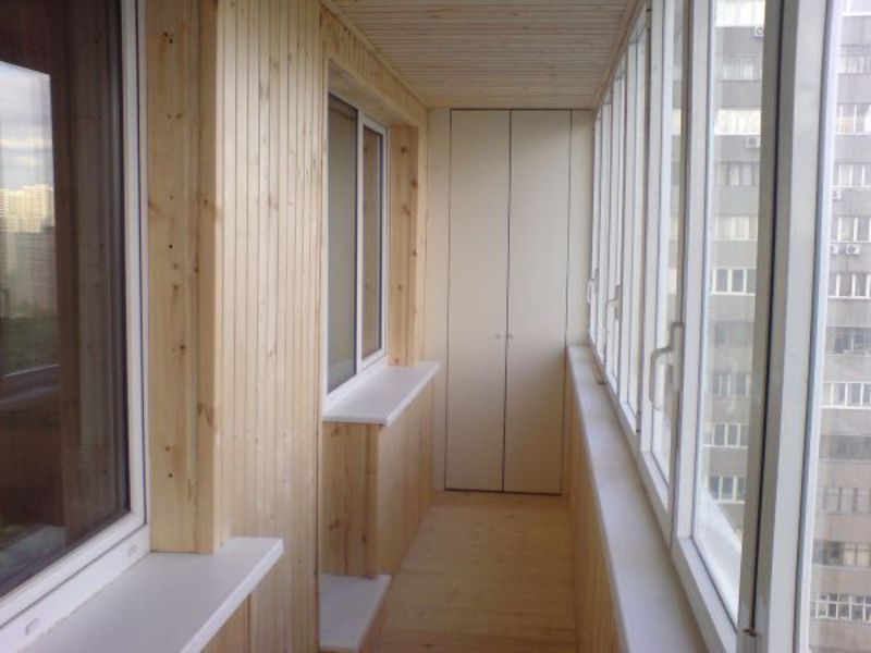 Балконный деревянный шкаф