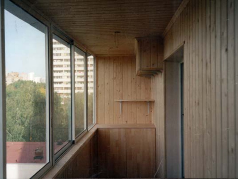 Деревянная мебель на балконе