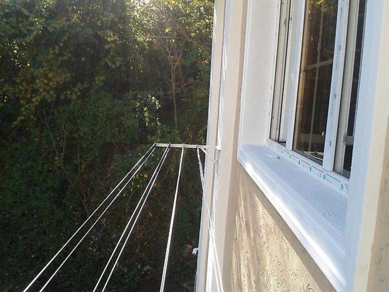 Бельевые веревки на балконе