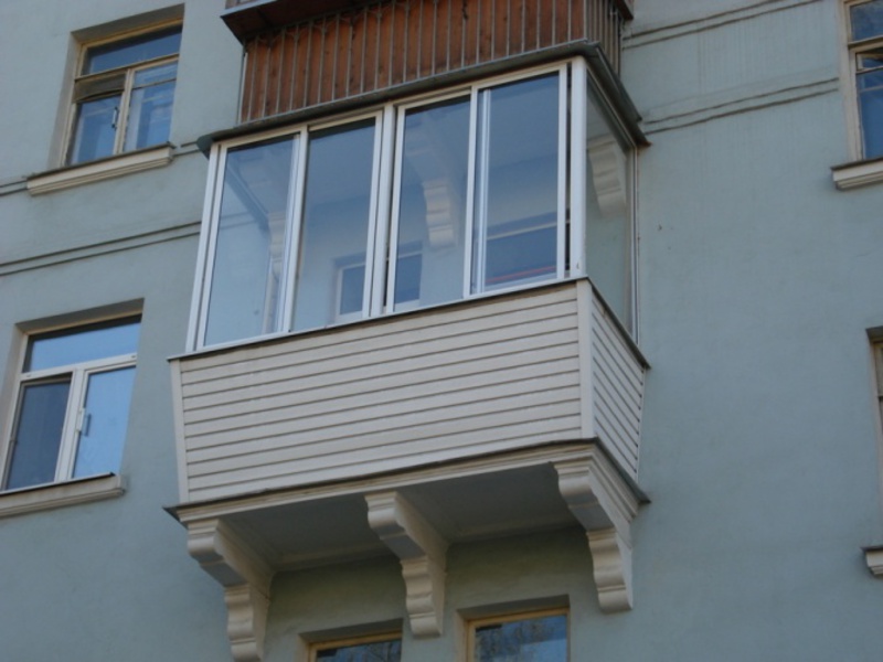 Выдвинутые окна на балконе