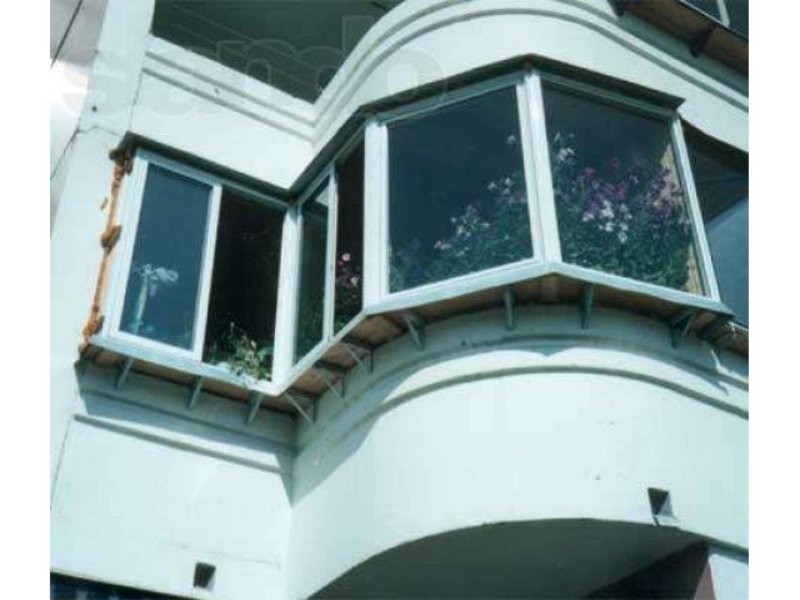 Вид застекленного балкона по периметру