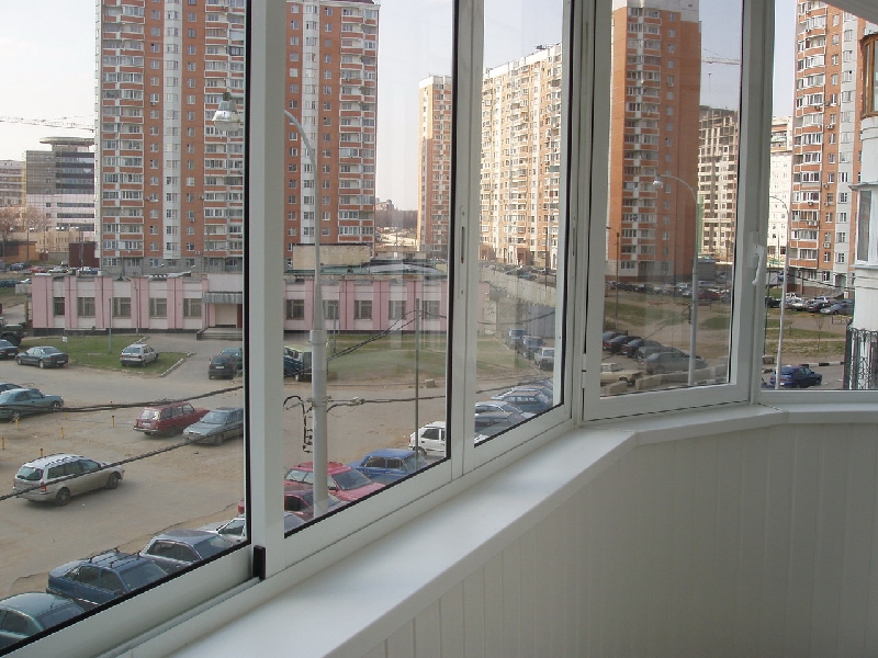 Особенности использования и установки раздвижных окон из алюминия для балконов