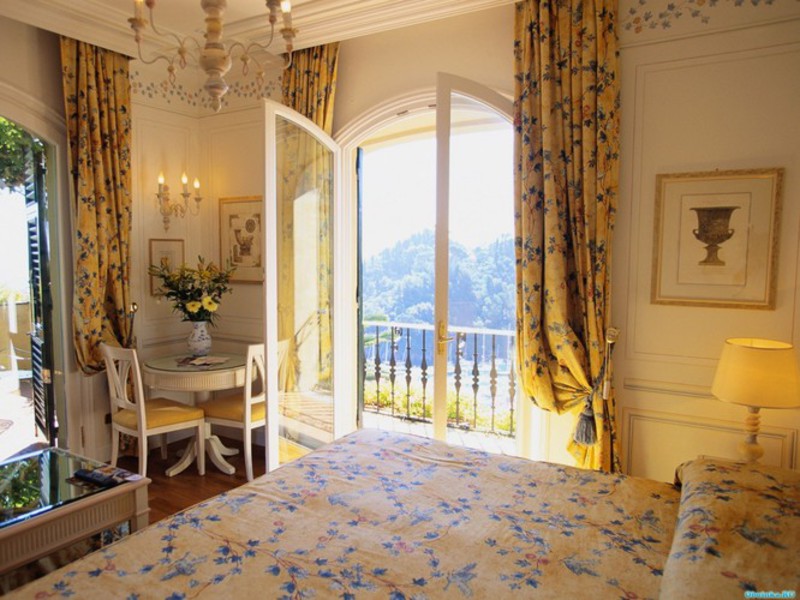 Французские окна в интерьере гостинной
