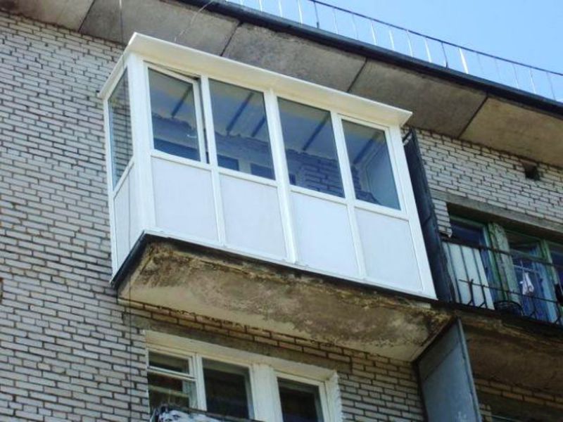 Застекленный балкон хрущевки