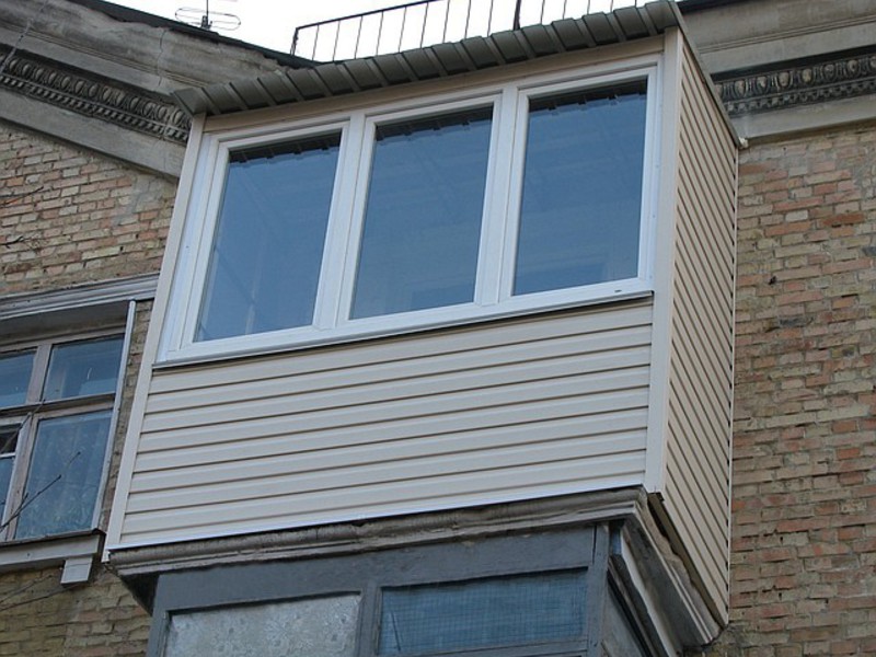 Обшивка балкона сайдингом с внешней стороны