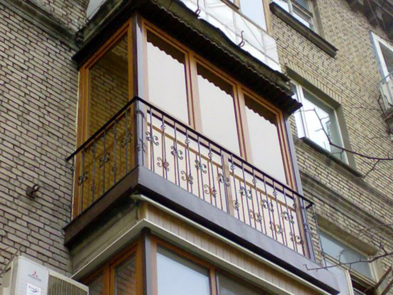 Фото красивого французского кованого балкона
