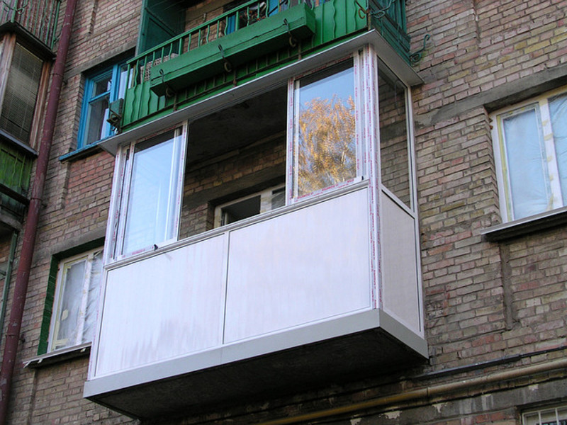 Варианты алюминиевых профилей для остекления балконов