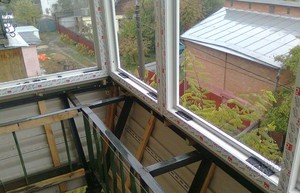 Этап работы с остеклением балкона